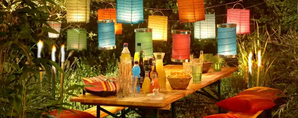 Een gezellig gedekte tafel tijdens een communie met avondfeest