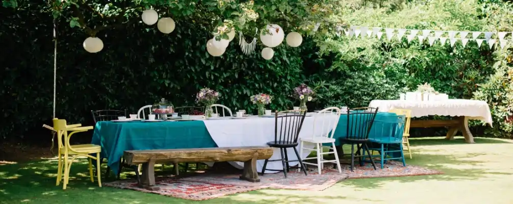 Een gedekte tafel voor een communie in de groene natuur in eigen tuin