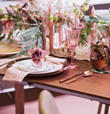 Babyborrel organiseren met gedekte tafel in rose thema voor een meisje
