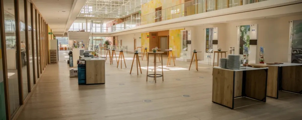 eventhall van het bedrijf met tafels en buffetten