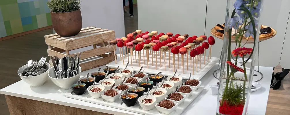 buffet met desserten en vaas met blauwe bloemen