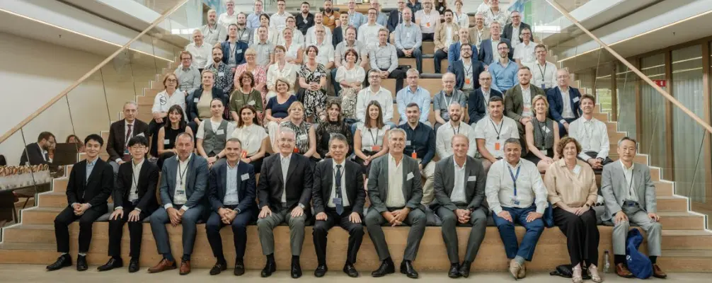 groepsfoto teamleden zittend op bedrijfsevent