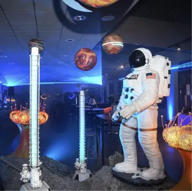 eventbureau leuven organiseert een bruisend personeelsfeest waarbij groep collega's danst tijdens het avondfeest