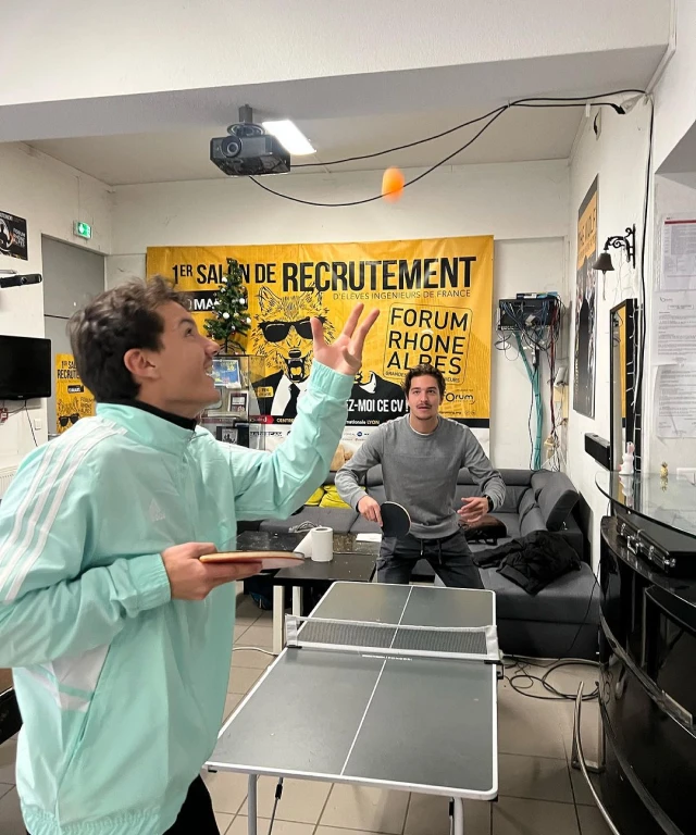 Illustration de l'équipe actuel de forum org qui joue au ping pong