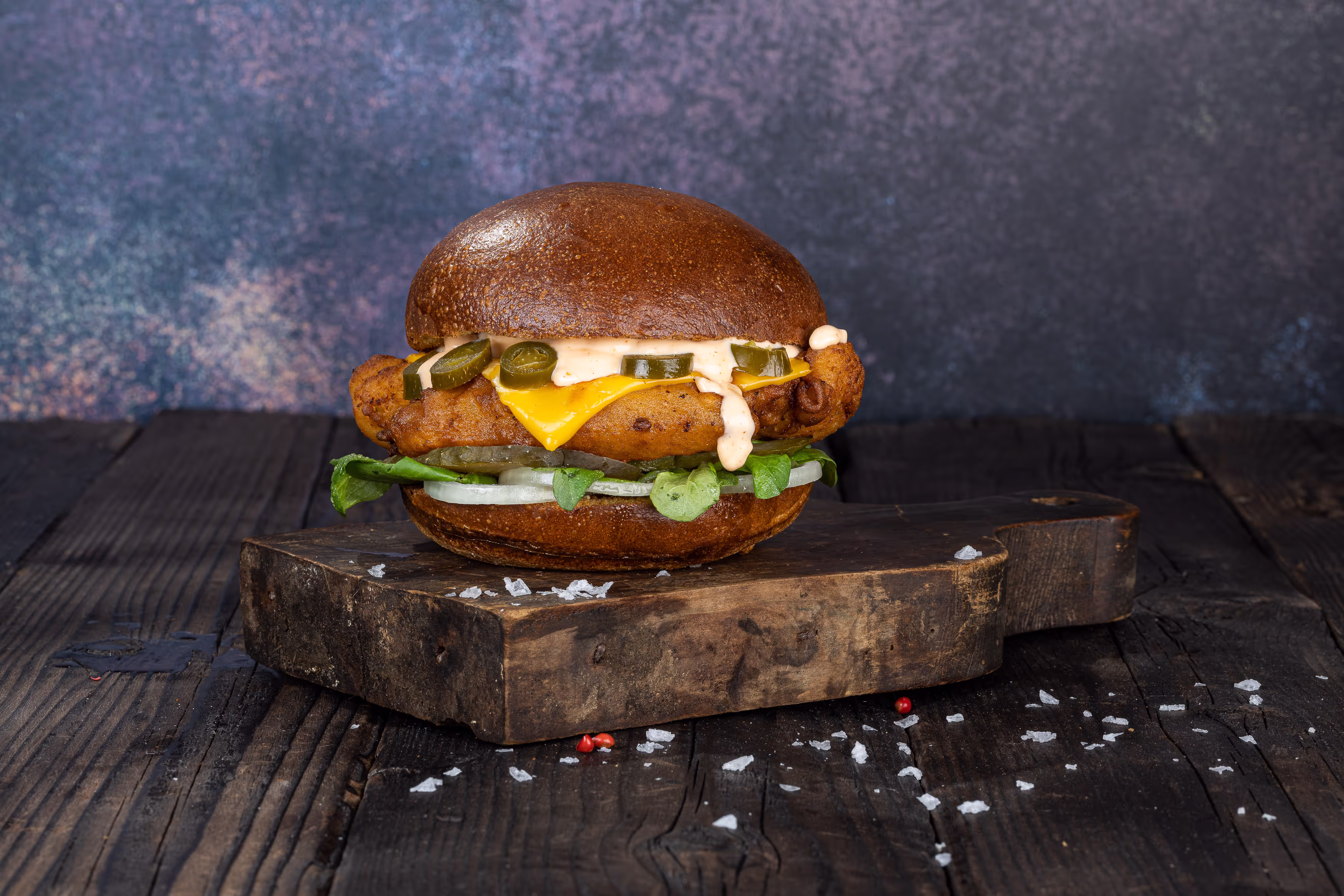 Burger cu pui crocant, brânză topită, jalapeños, salată proaspătă și sos cremos – specialitate Stef’s Burgers