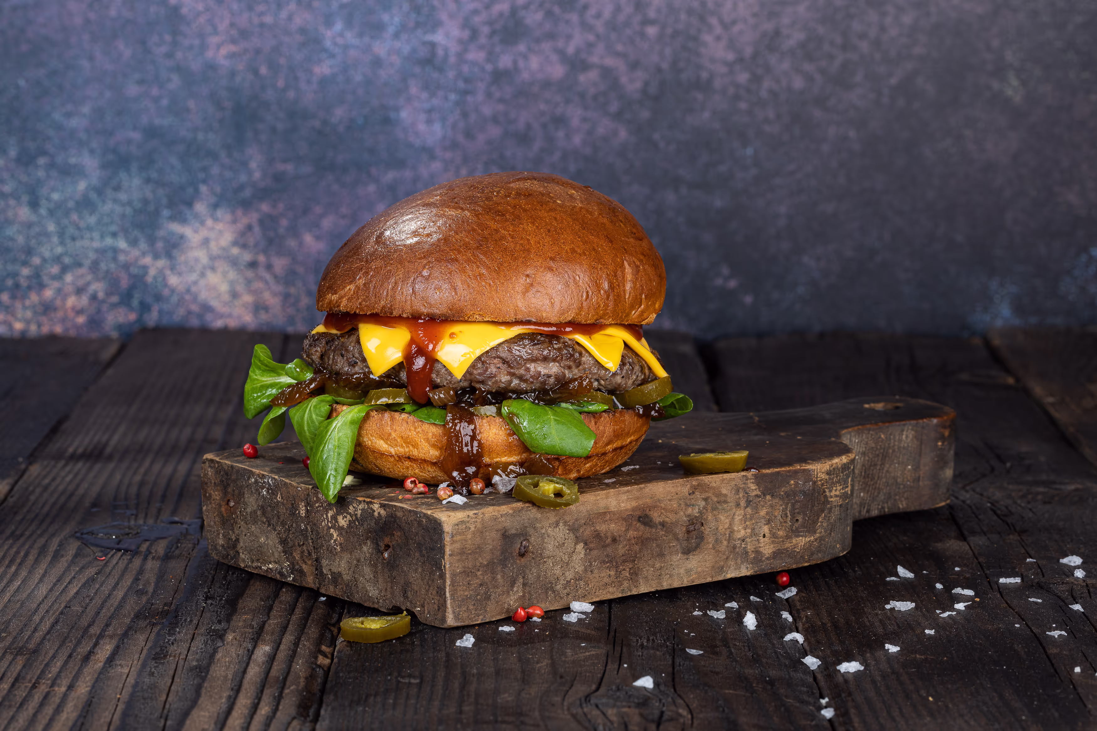 Burger cu carne de vită premium, brânză topită, sos special și chiflă de casă