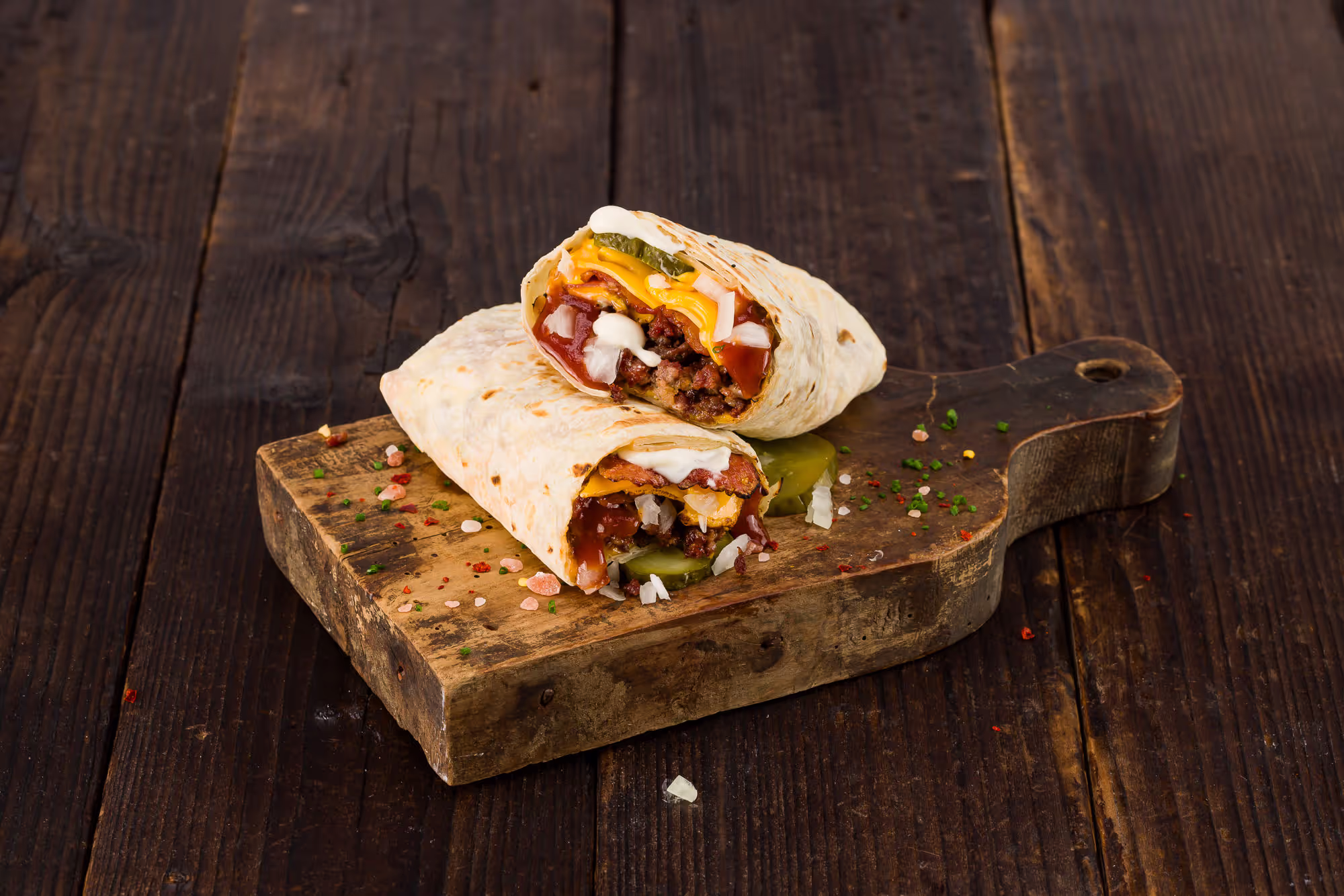 Wrap Philly Cheese cu vită suculentă, brânză topită, ceapă caramelizată, jalapeños și sosuri cremoase