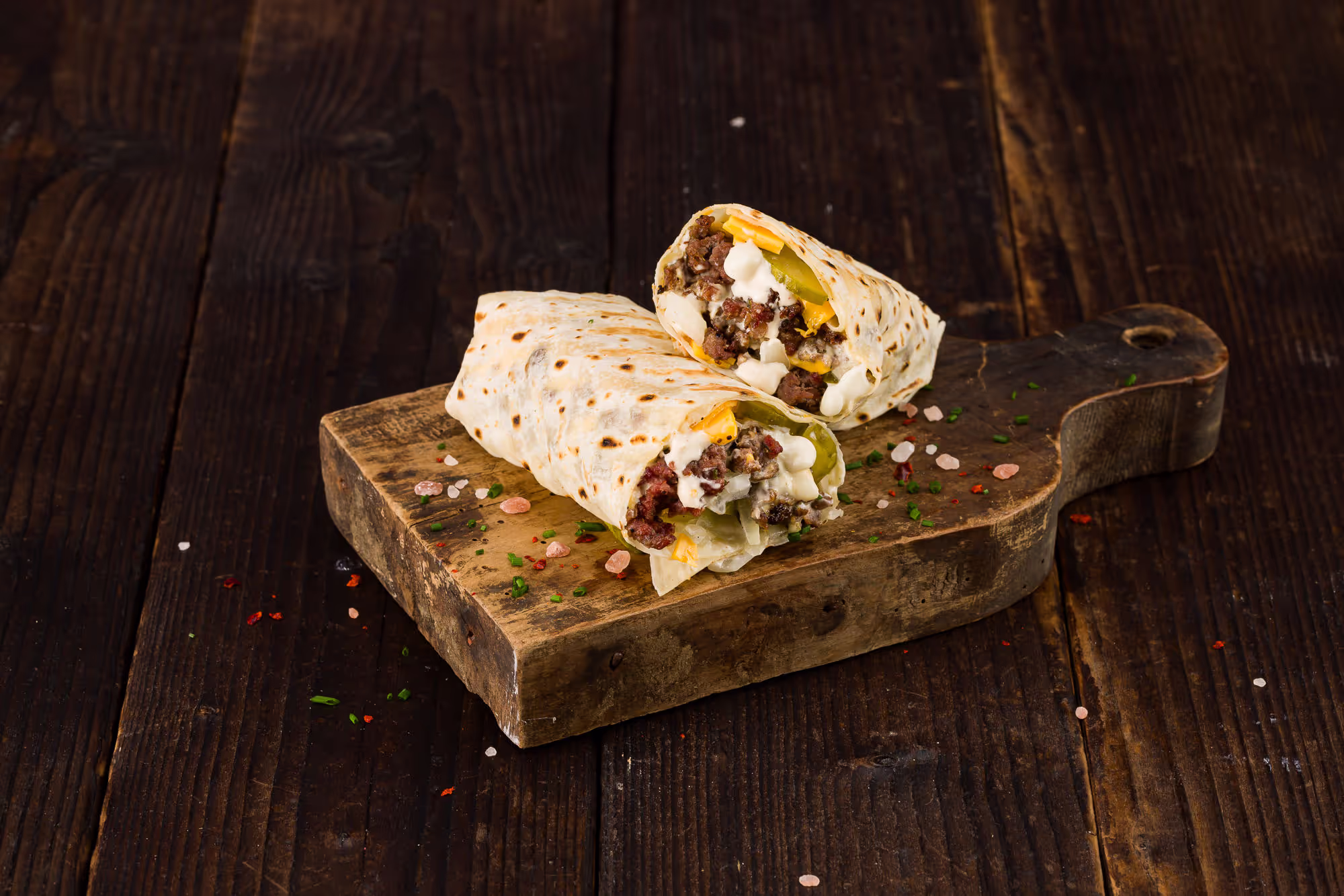 Wrap cu vită suculentă, brânză topită și sos cremos – o alternativă delicioasă la burgeri