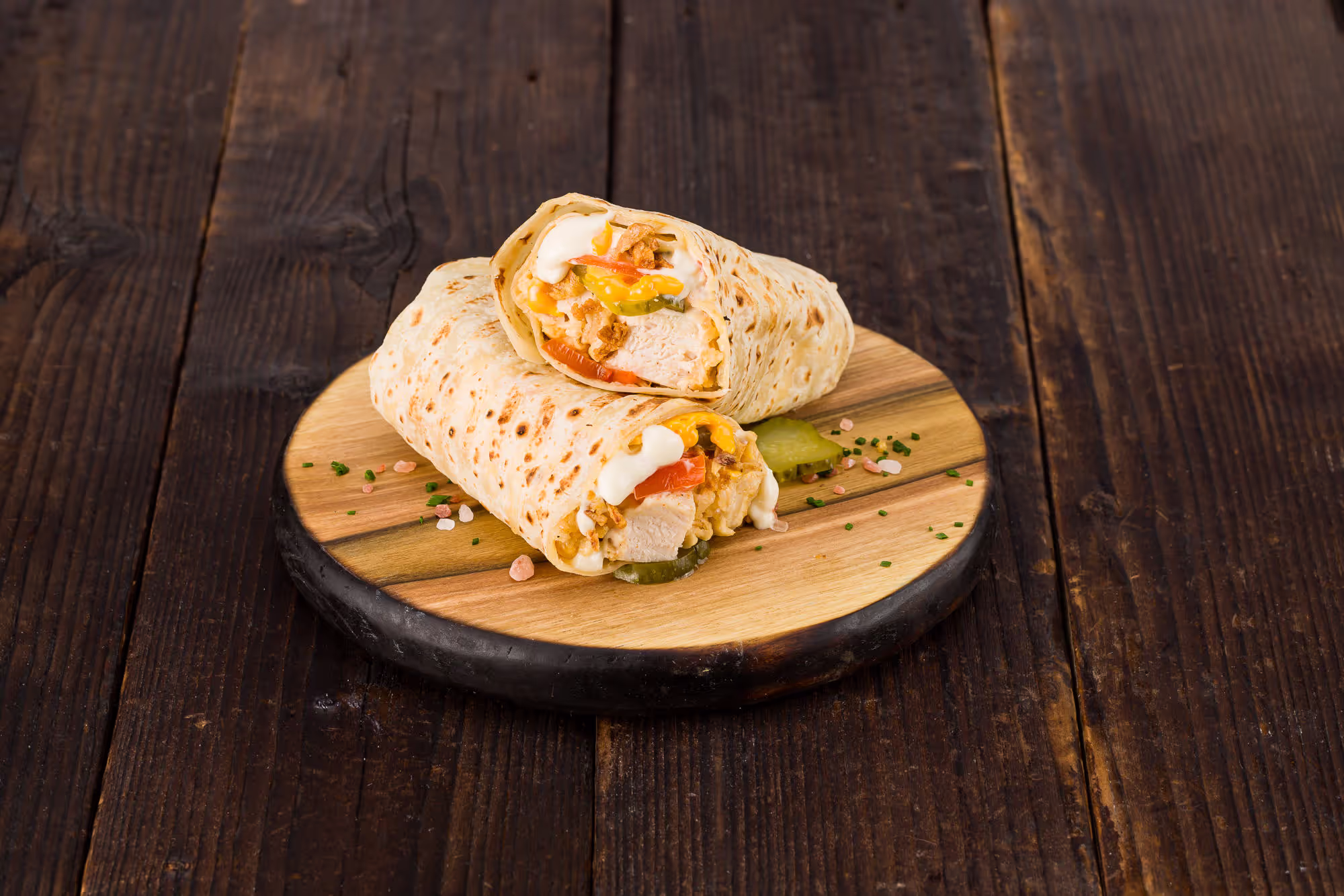 Wrap cu pui crispy auriu, cartofi prăjiți crocanți, bacon, brânză topită și sosuri delicioase.