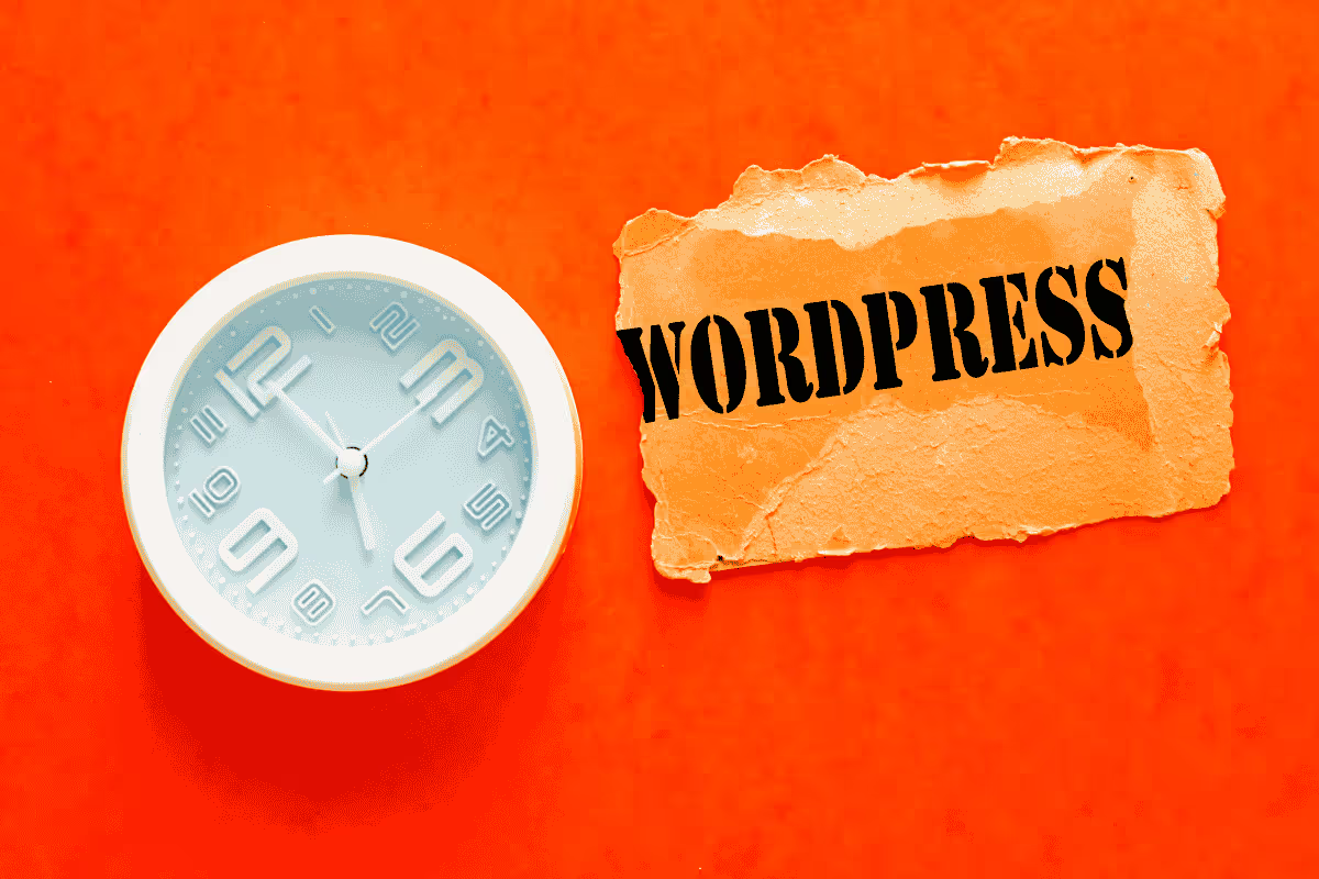 WordPress przedstawiony na papierowej karcie obok zegara.