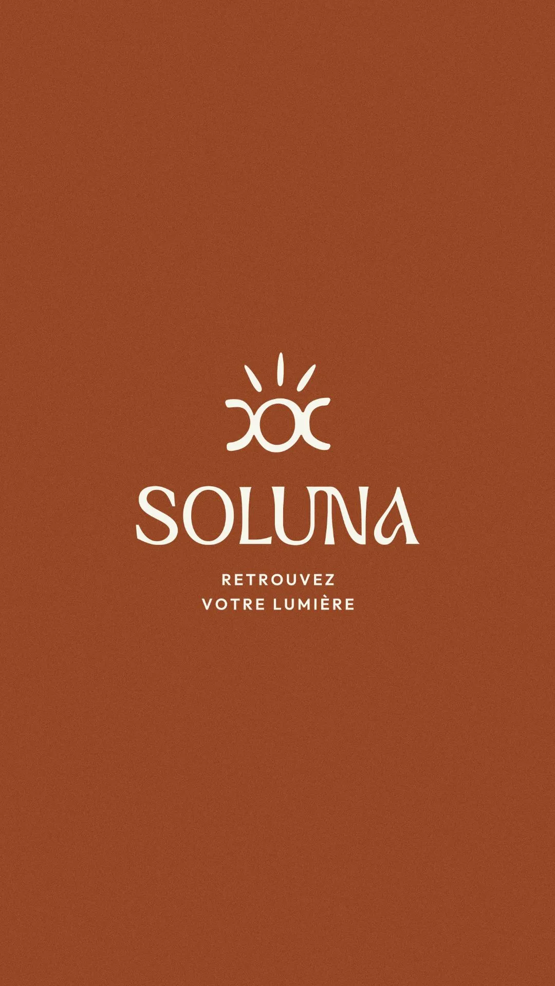 Logo blanc de Soluna avec un symbole stylisé de soleil au-dessus sur fond terracotta, accompagné du texte « Retrouvez votre lumière ».