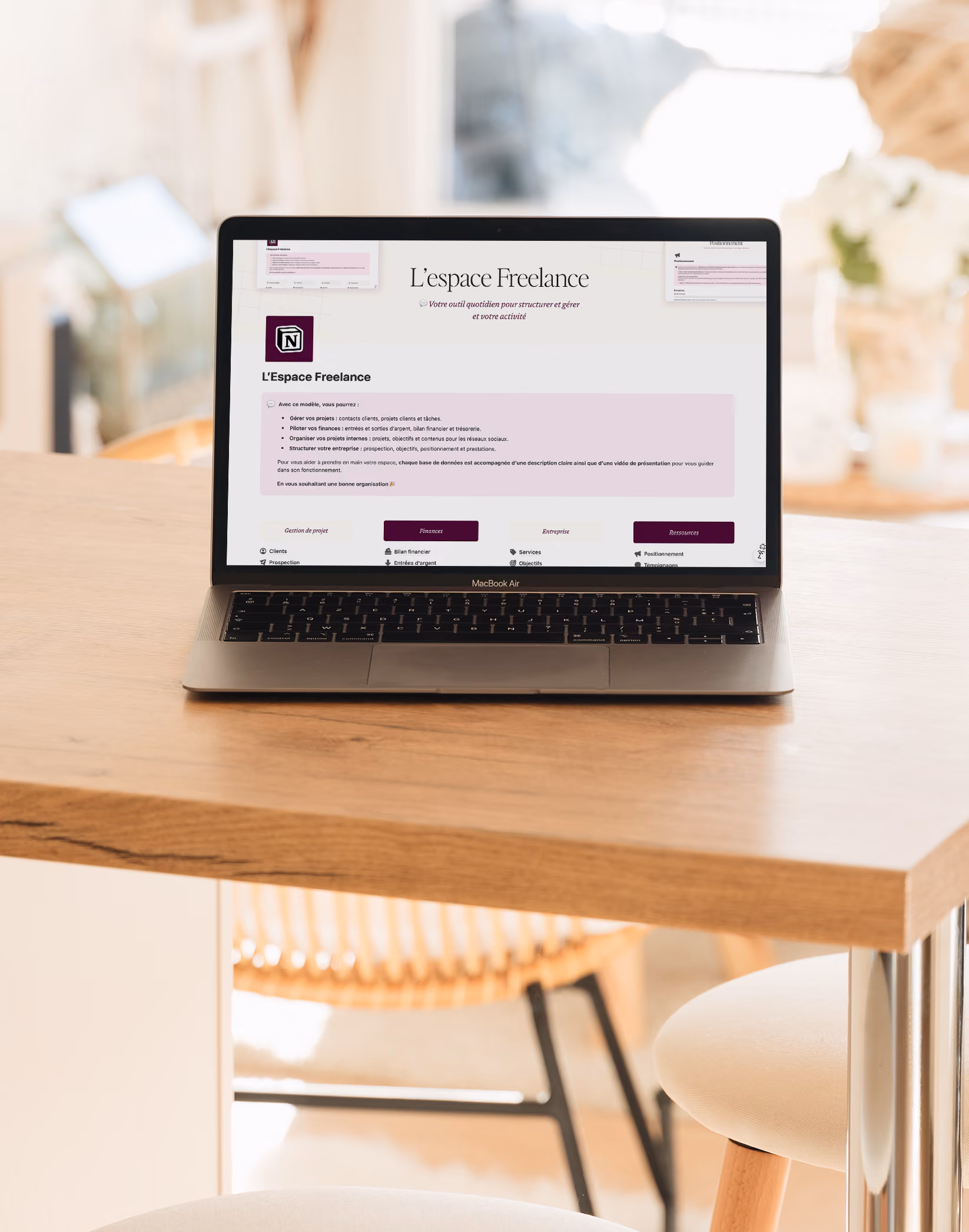 L'espace Freelance : Un espace Notion créé par une graphiste freelance pour les freelance. Gestion de projets, finances etc.