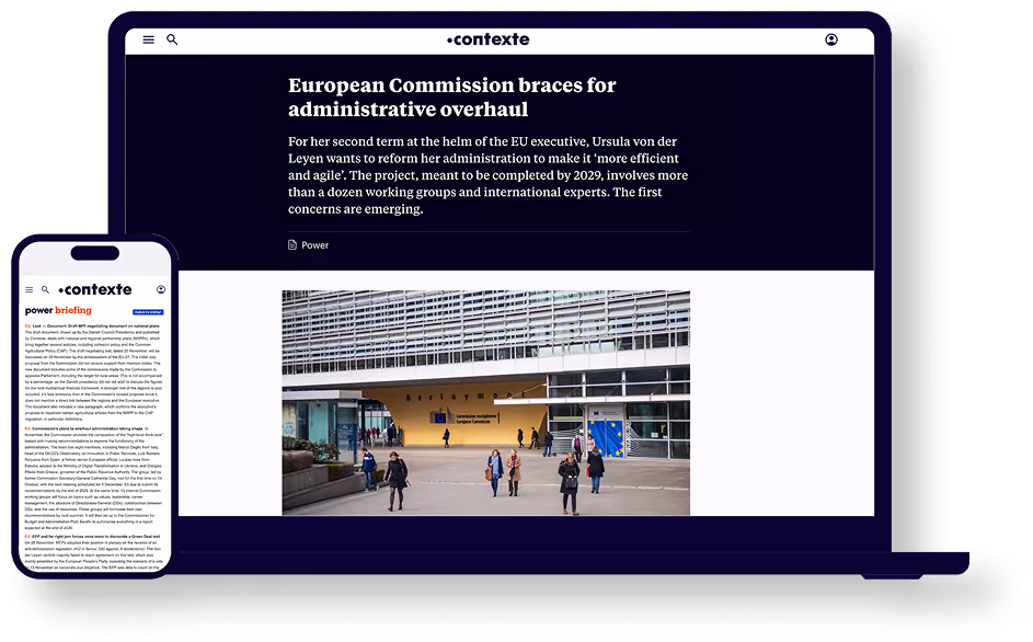 Écran d'ordinateur et téléphone affichant un article en ligne intitulé « La Commission européenne se prépare à une réforme administrative » avec une photo de la façade d'un bâtiment de la Commission européenne.