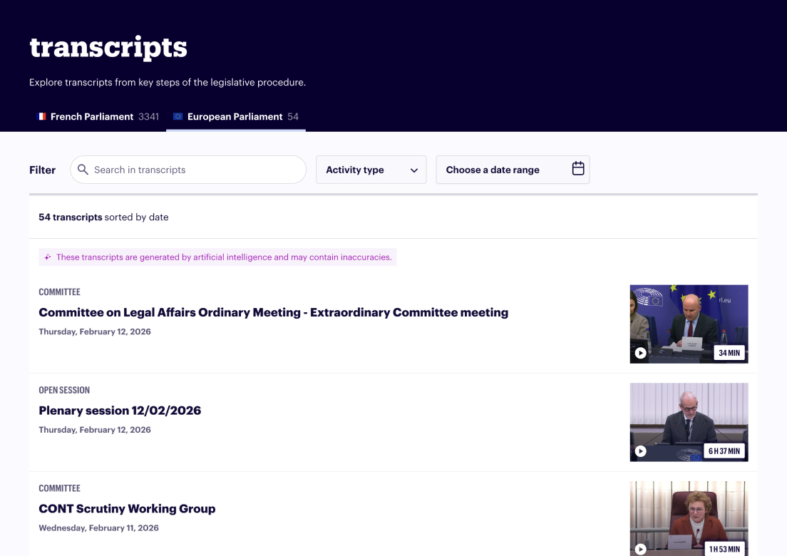 Interface de transcription avec une liste de 54 transcriptions législatives filtrables par type d'activité et date, affichant des réunions de comité et sessions plénières avec durées et images miniatures.