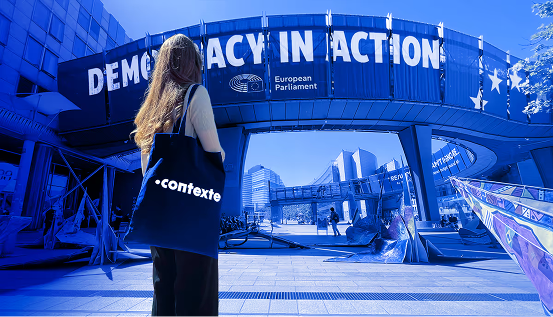 Femme de dos avec un sac « .contexte » devant un bâtiment orné d'une bannière « Démocratie en action ».