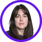 Portrait d'une femme aux cheveux longs et bruns avec un fond blanc circulaire violet.