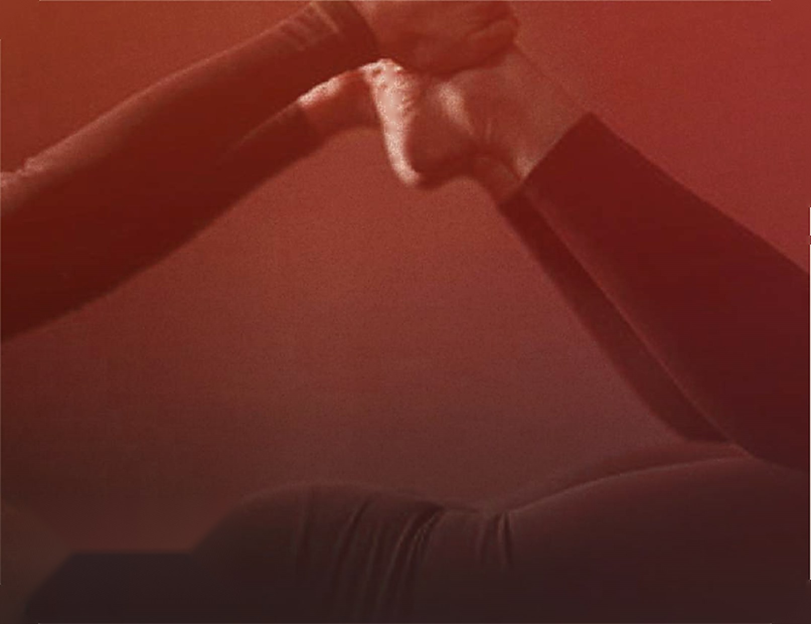 Posture de yoga en cabine infrarouge