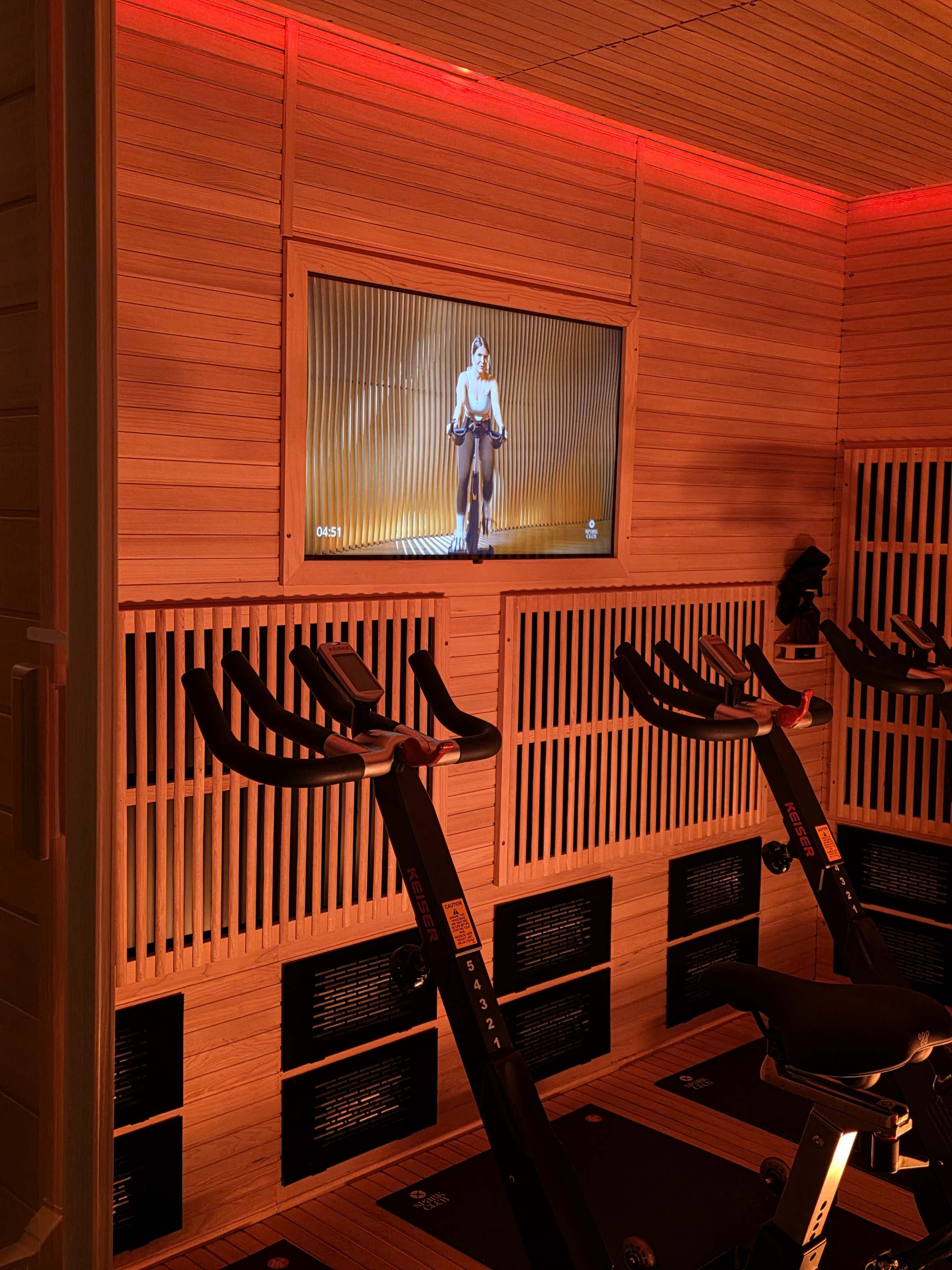 Cabine Spark Club avec vélos et écran HD