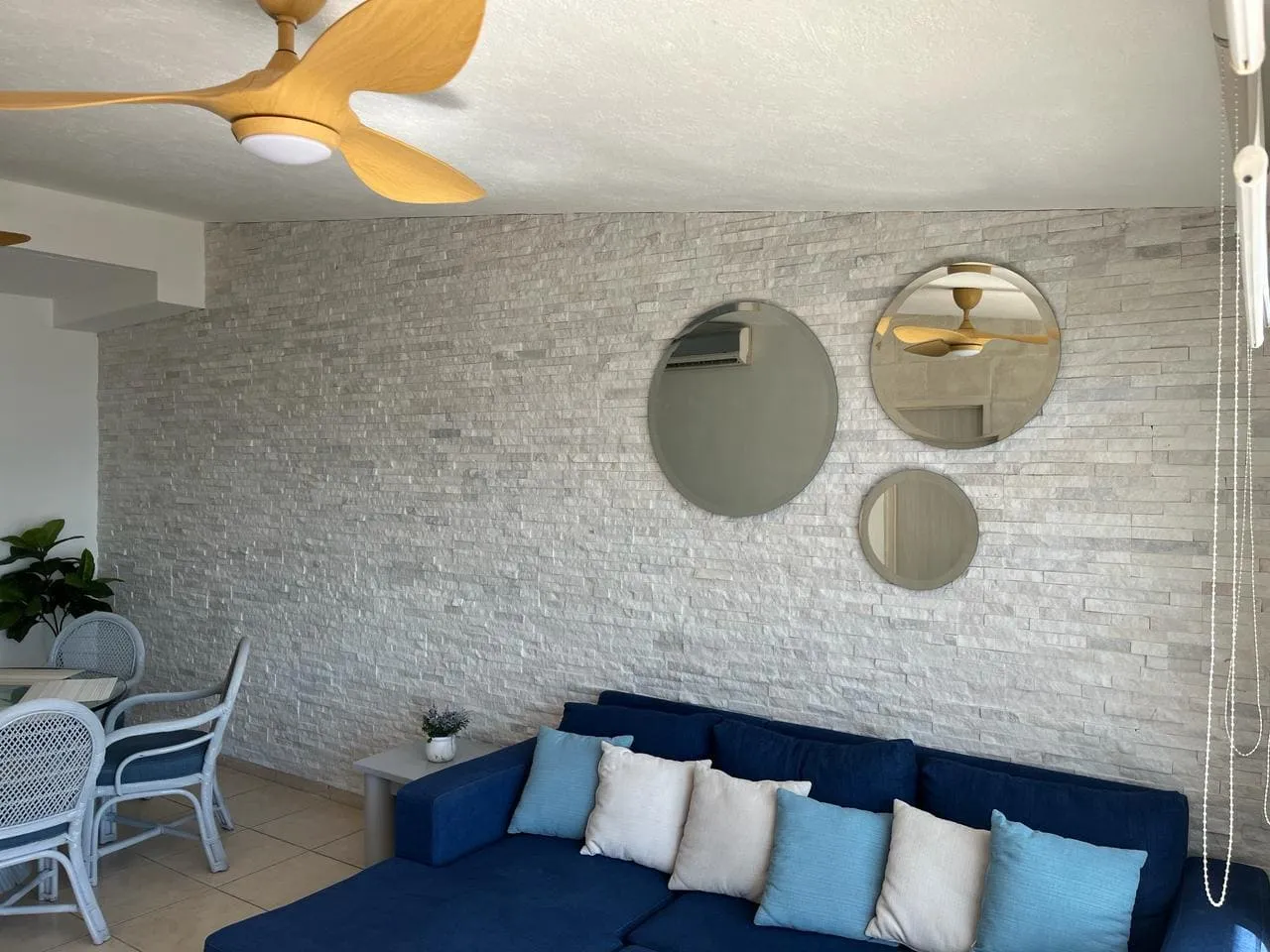 Ambiente decorado con piedra Malva de Stona