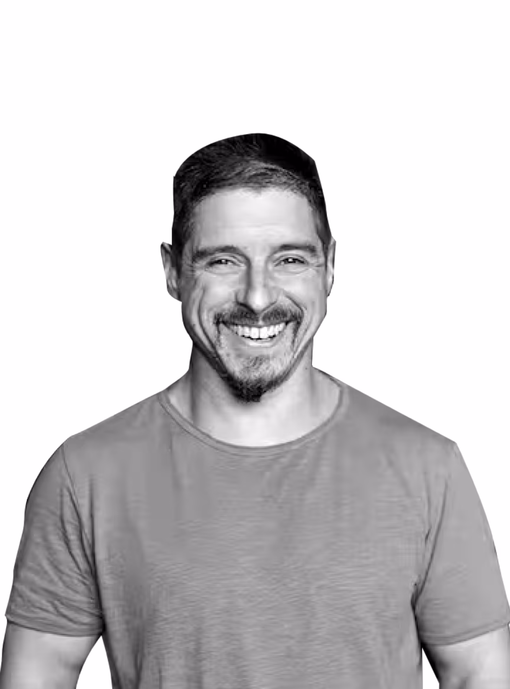 Homme souriant avec une barbe et une moustache, portant un t-shirt décontracté.