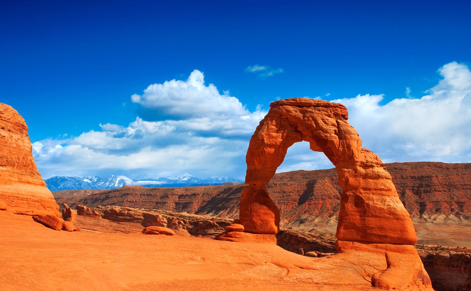 Delicate Arch under a blue sky in the state of Utah