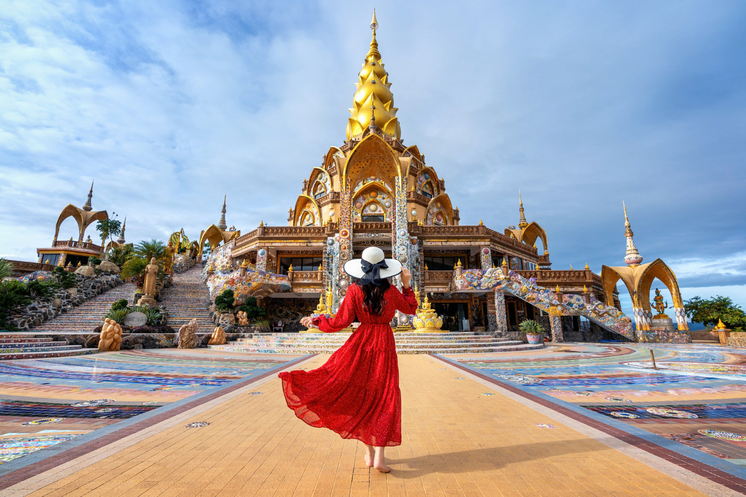 Kvinne i Thailand utenfor et tempel