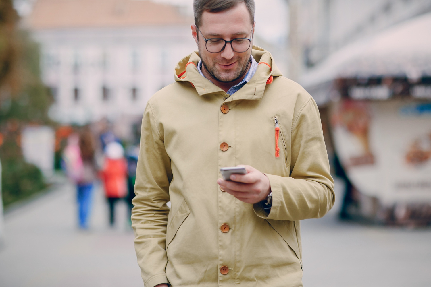 Mann som sjekker telefonen utendørs