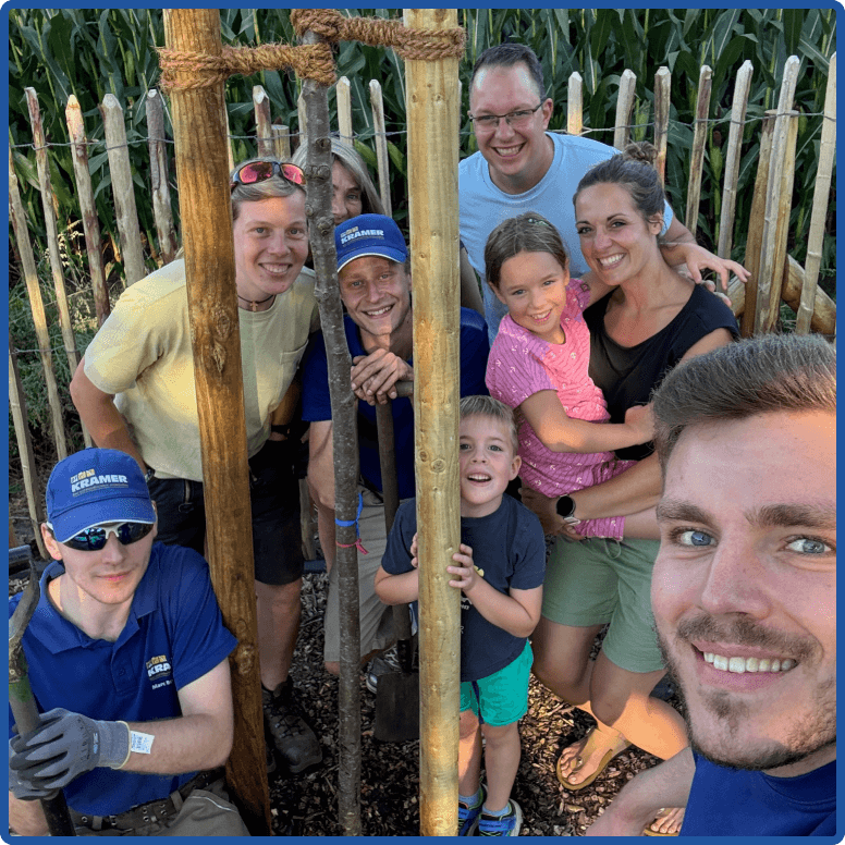 Gruppenselfie rund um den neuen Zierapfelbaum, den wir als Team der Tischlerei Kramer für Jana, Nils und ihre Kinder eingepflanzt haben
