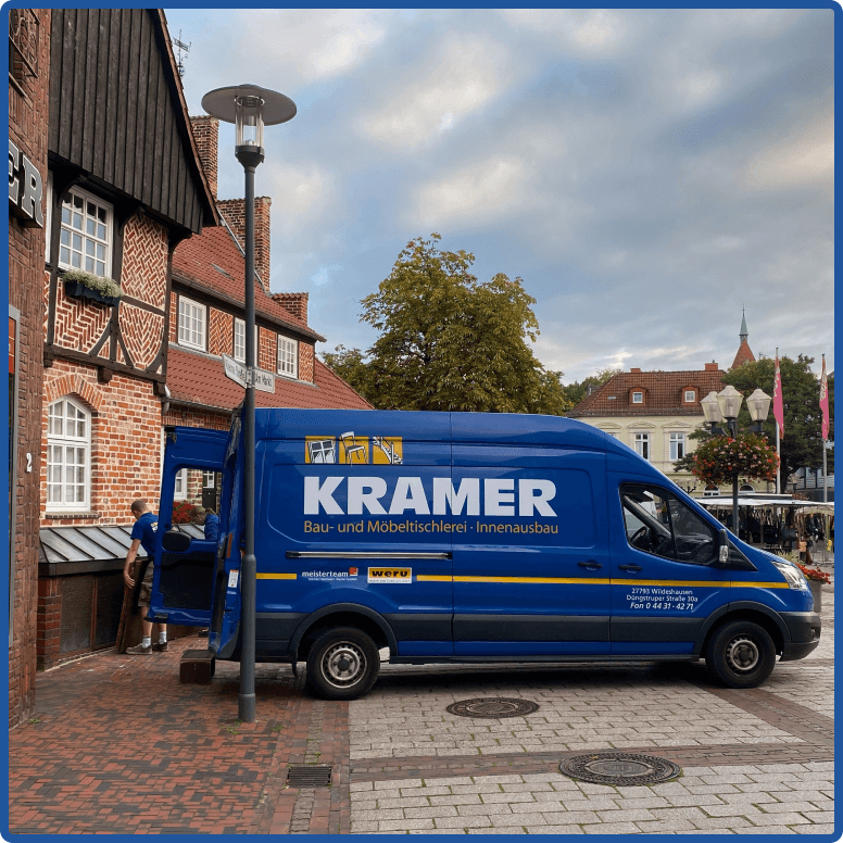 Ein Sprinter der Tischlerei Kramer vor dem Wildeshauser Marktplatz beim Ausladen einer neuen Haustür