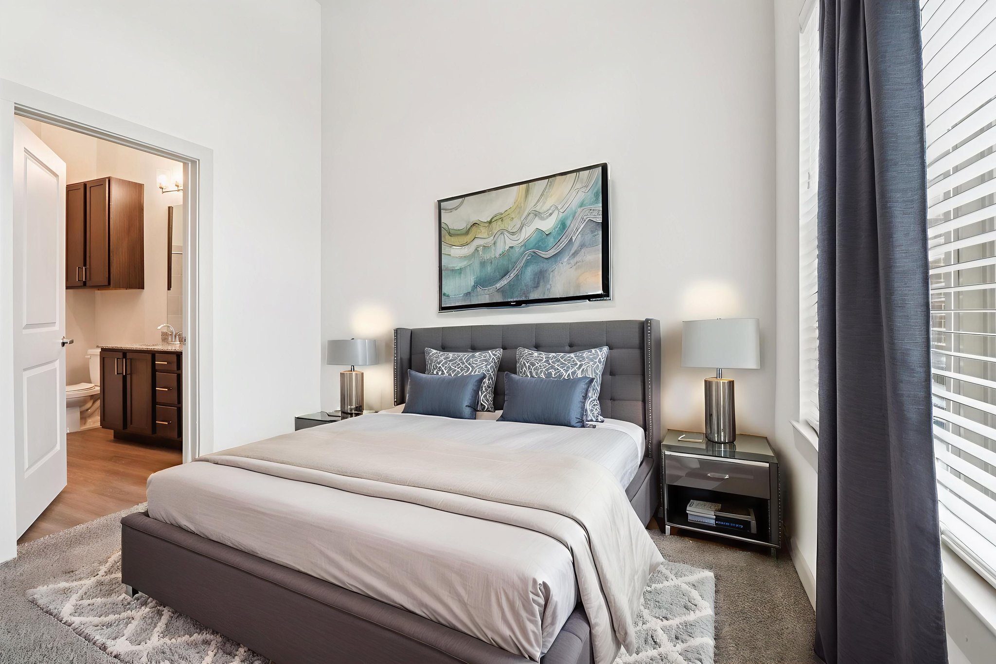 Bedroom with bed and beside tables with lamps