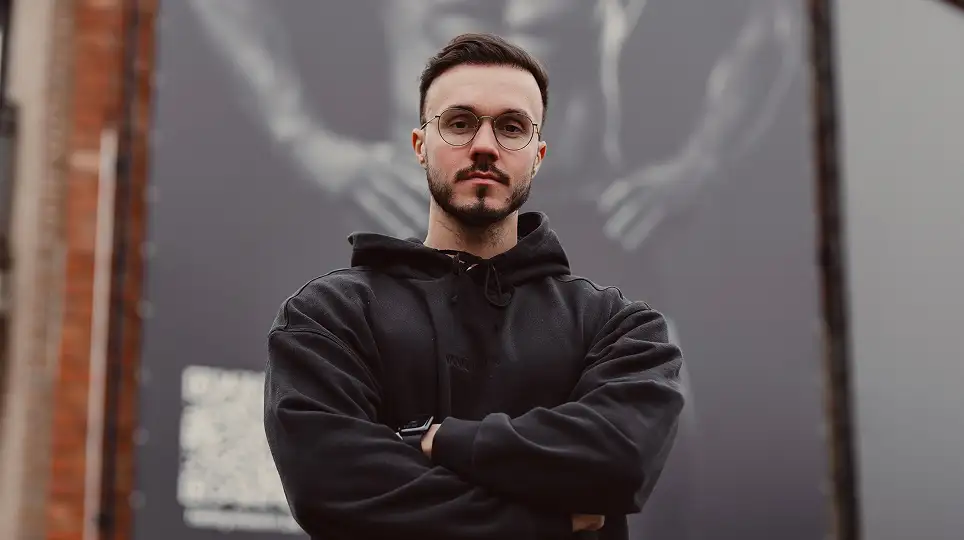 Gespierde persoon die poseert met gekruisde armen