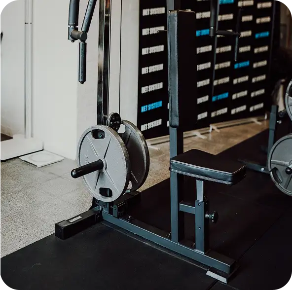 een fitnesstoestel in de fitness van personal coach Jonas Jolie.