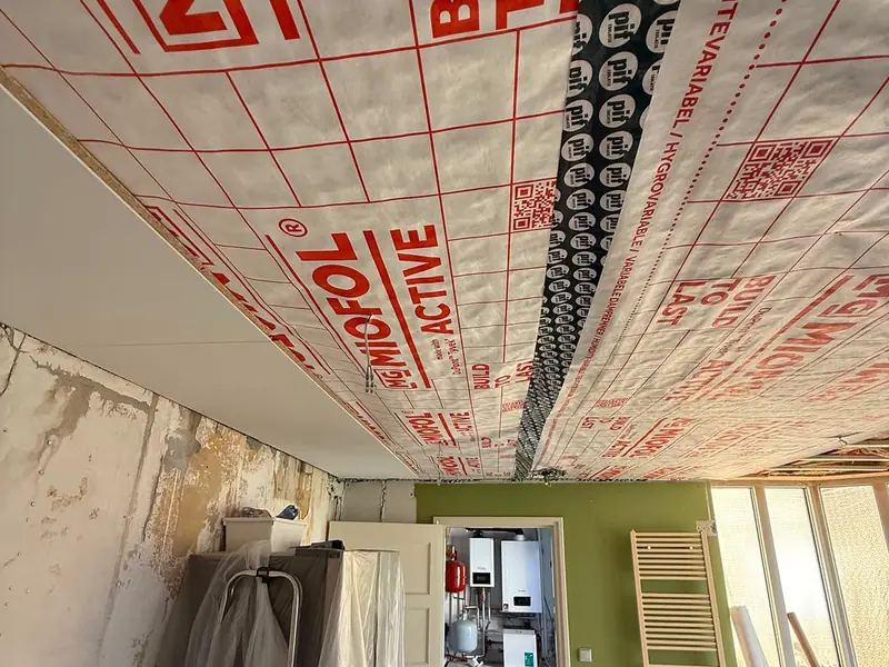Plafond in Wildervank met dampremmende folie over de Gramitherm dakisolatie