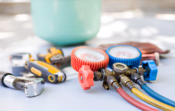 HVAC refrigeration manifold gauges and colored service hoses