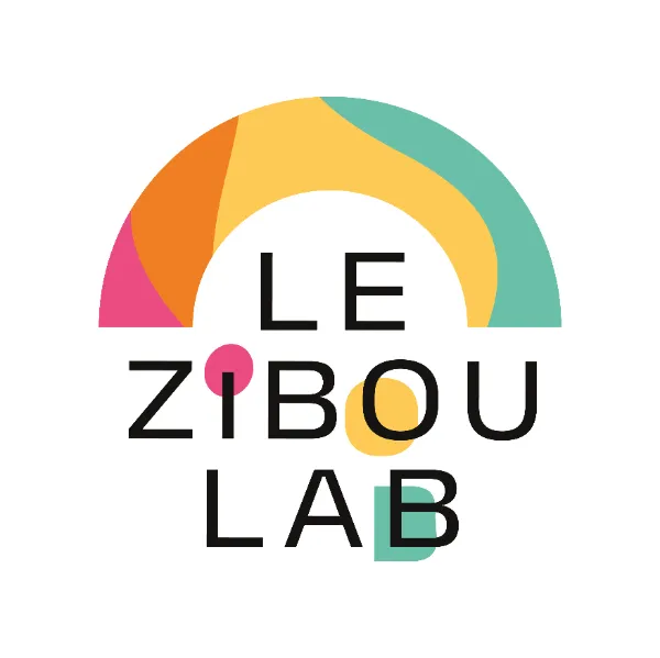 Logo coloré de l'association Le Zibou Lab avec un arc en couleurs jaune, orange, rose et vert au-dessus du texte.