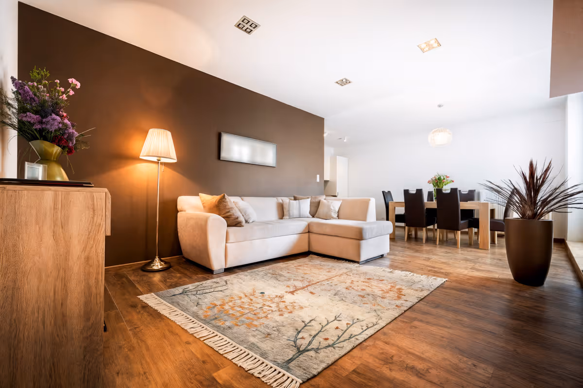 Een moderne Perzische tapijt wit creme in woonkamer