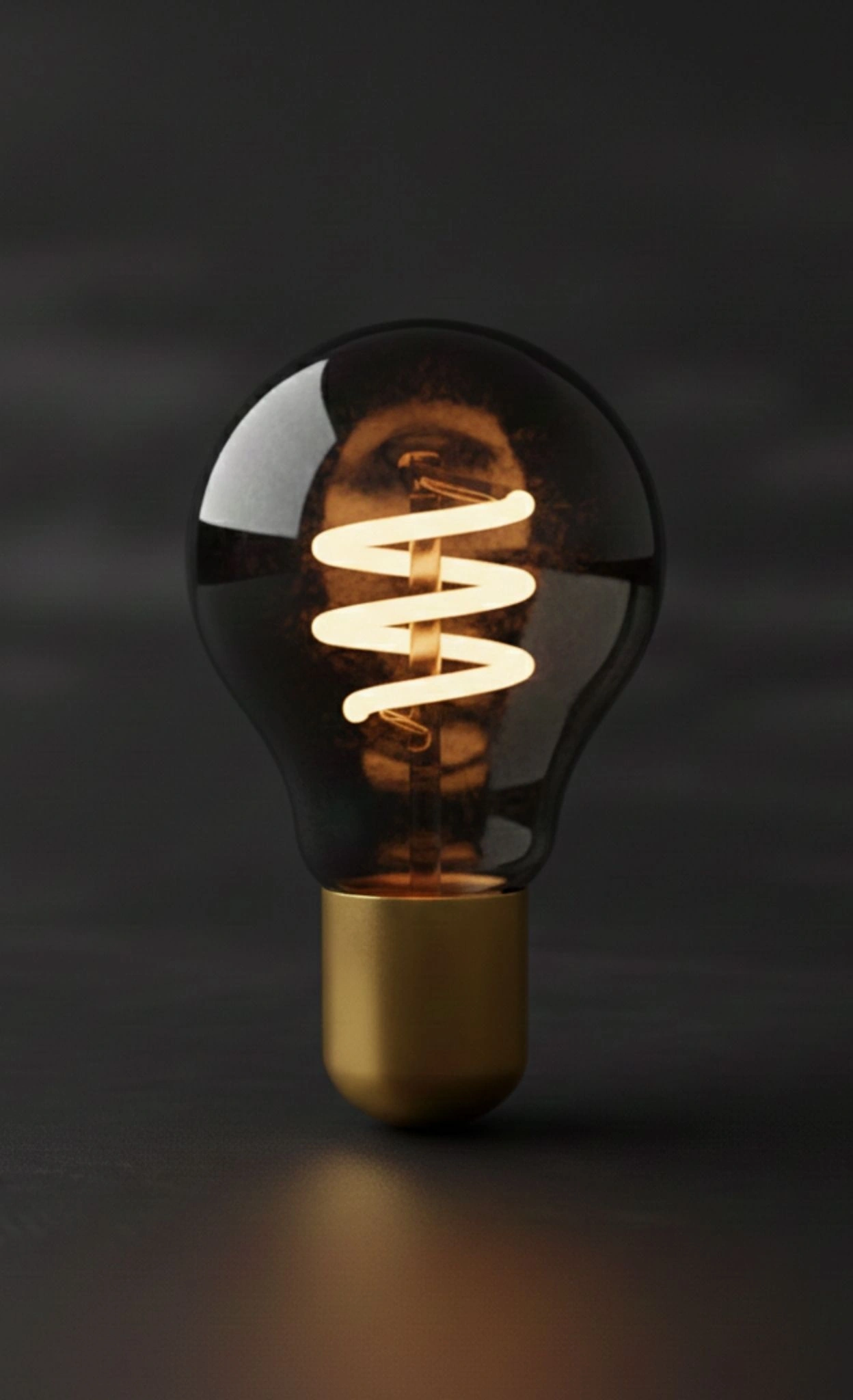 Symbol für digitales Unternehmenswissen: Eine modern gestaltete Glühbirne mit leuchtender LED-Spirale und goldenem Sockel