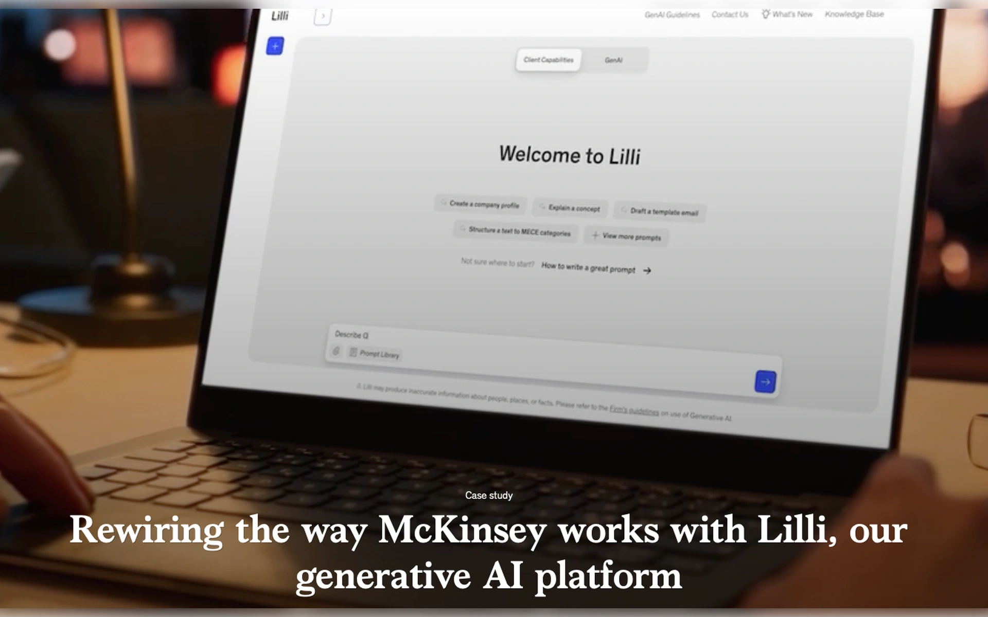 Laptop zeigt die Benutzeroberfläche von Lilli, der generativen KI-Plattform von McKinsey, mit Textfeldern für Prompt-Eingaben und Case-Study-Unterschrift.