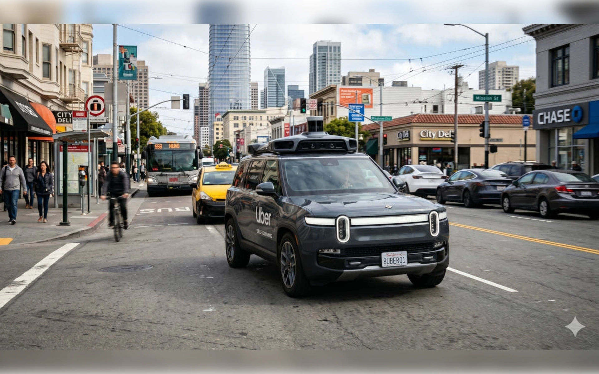 Ein selbstfahrendes Uber-Testfahrzeug mit Dachsensorik fährt auf einer belebten Stadtstraße in San Francisco an einem Linienbus vorbei.