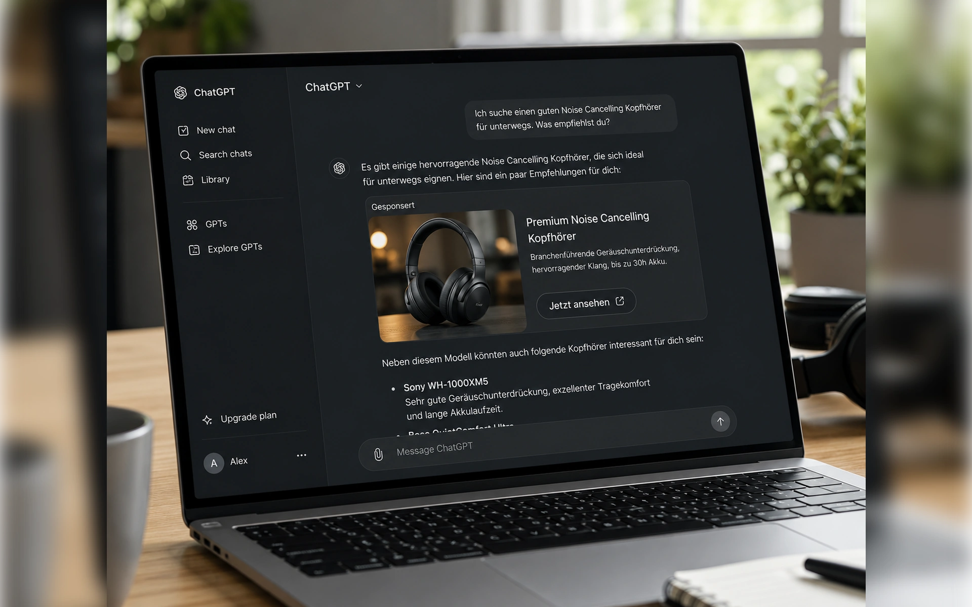 ChatGPT-Benutzeroberfläche auf einem Laptop-Bildschirm zeigt eine gesponserte Produktempfehlung für Noise-Cancelling-Kopfhörer in einem Chatverlauf.