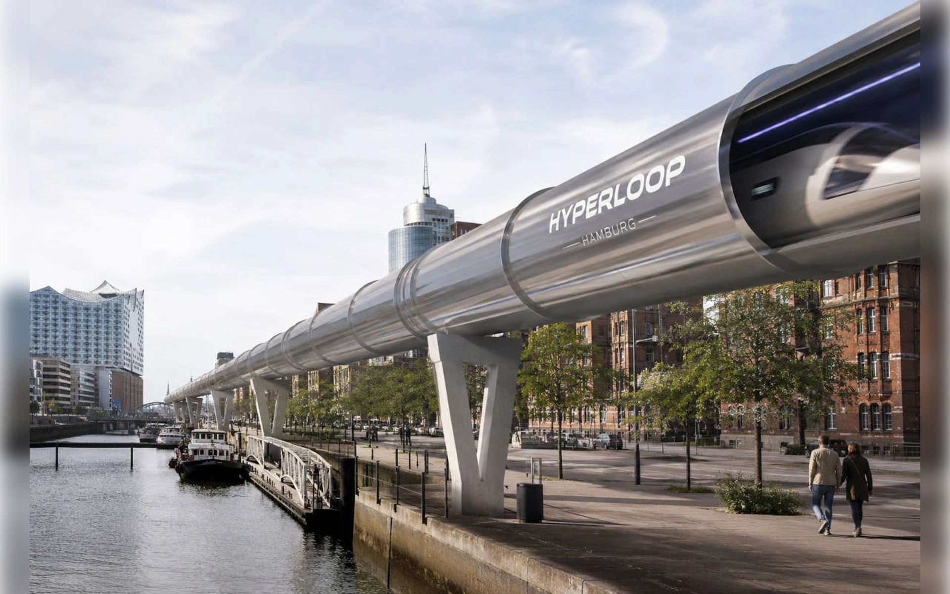 Futuristic Hyperloop-Röhre mit der Aufschrift „Hyperloop Hamburg“ verläuft auf Betonpfeilern entlang des Hamburger Hafens nahe der Elbphilharmonie.