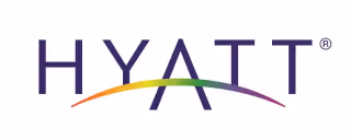 Logo Hyatt s duhovou čarou podtrhující písmeno A.