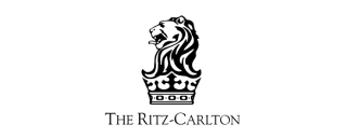 Logo společnosti The Ritz-Carlton s lvem stojícím na koruně.