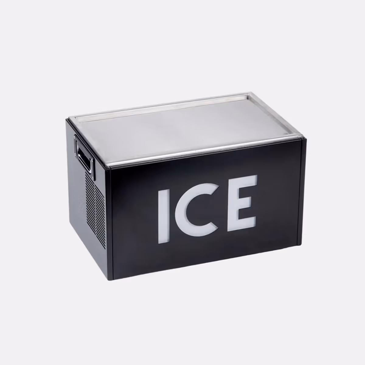 Černý boxový výrobník ledu s nápisem ICE na přední straně.