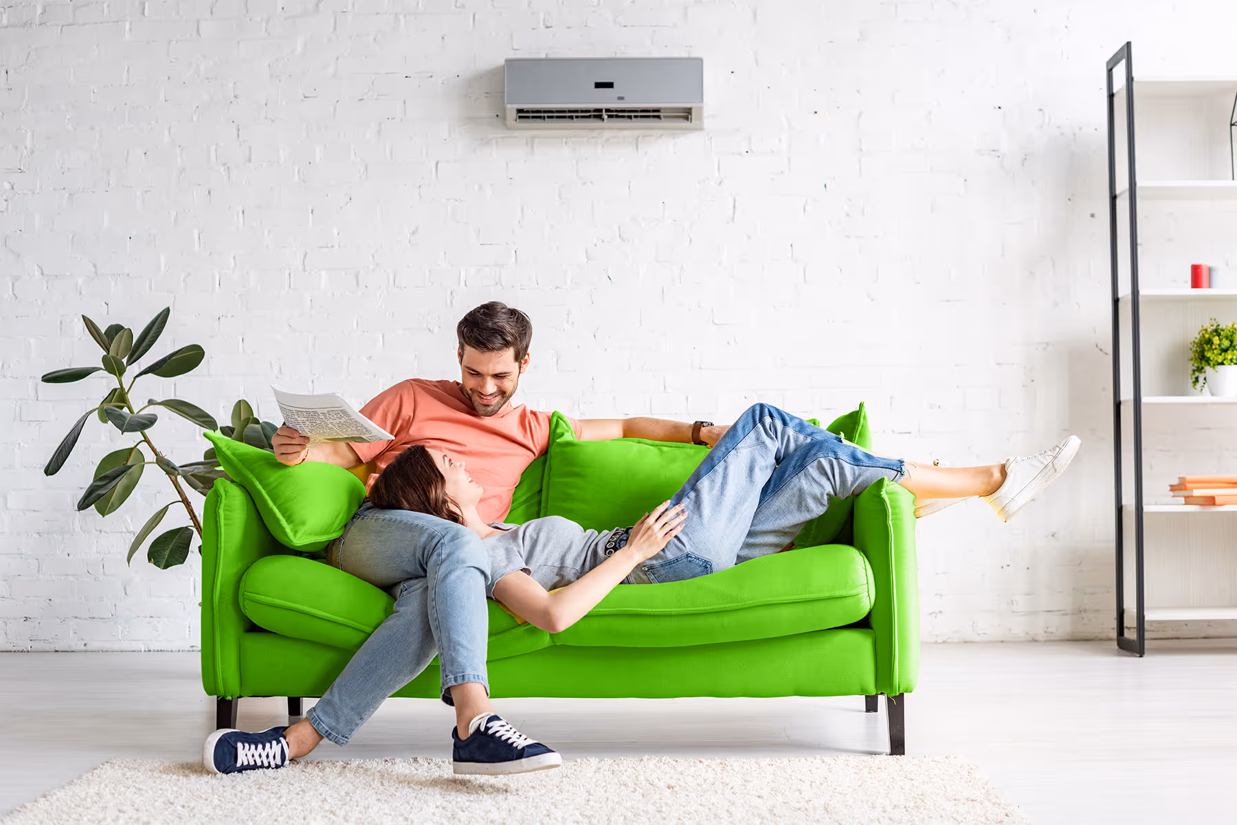 padre con figlia in braccio che guardano i nuovi pannelli fotovoltaici sul tetto della loro nuova casa sostenibile