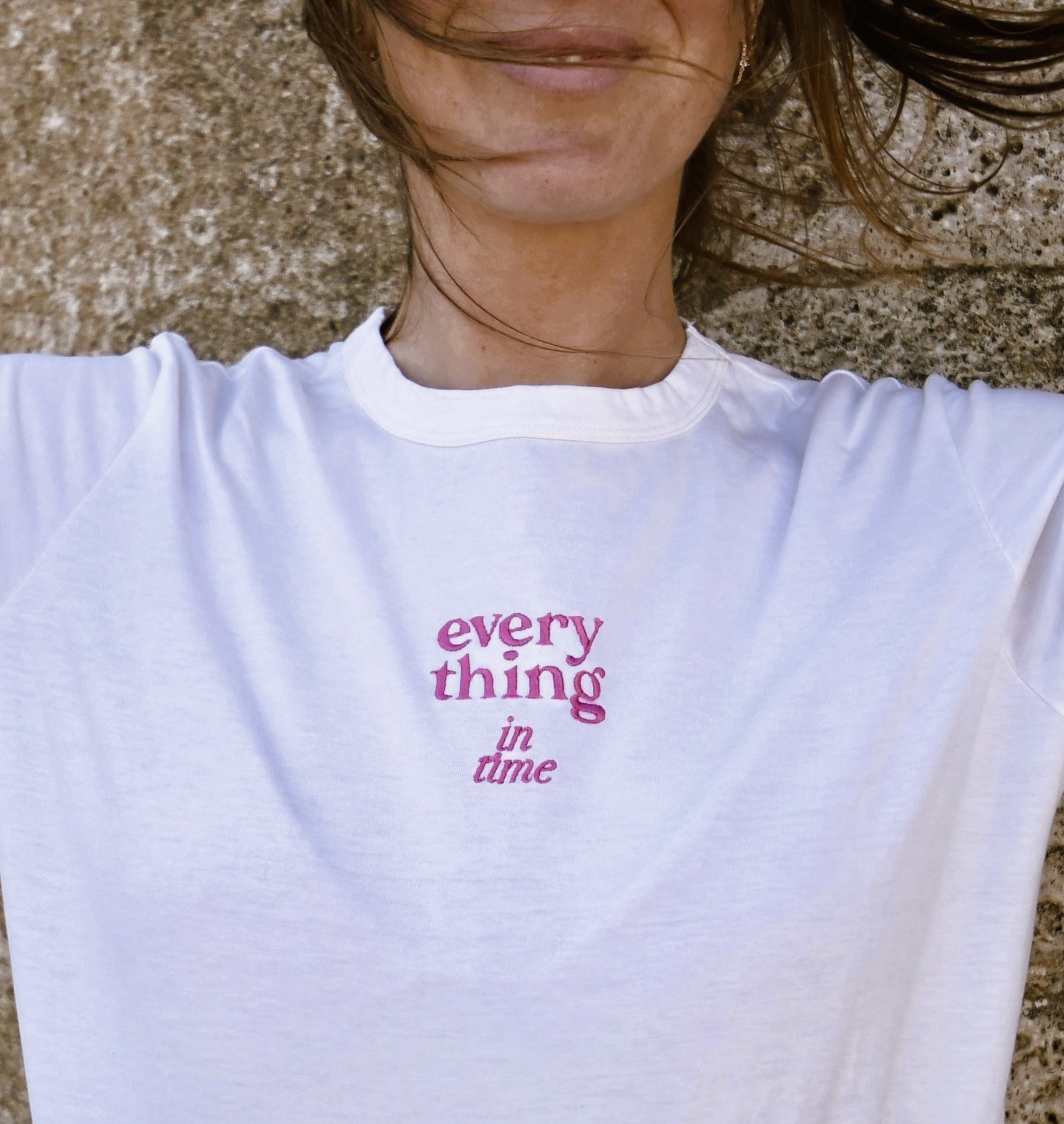 Buste de Aude avec tee shirt slogan "Every Thing on time"