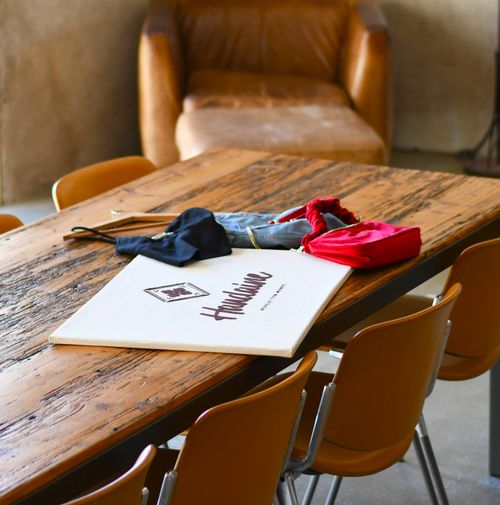 Sac vert velour, top sur cintre short en jean et toile "Haudaine" sur fond bois