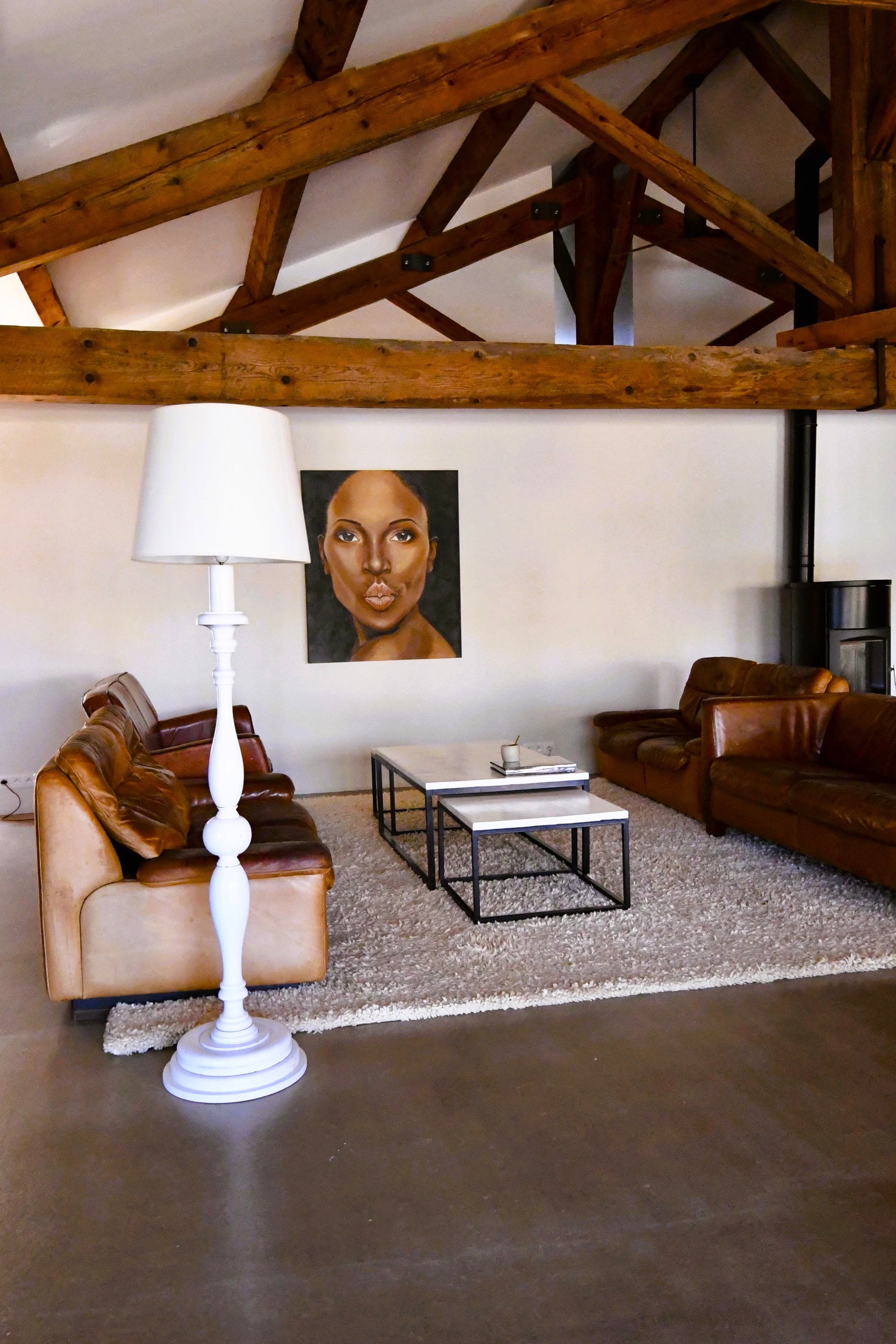 Photo d'un angle du salon avec un meuble et un tableau sur le mur