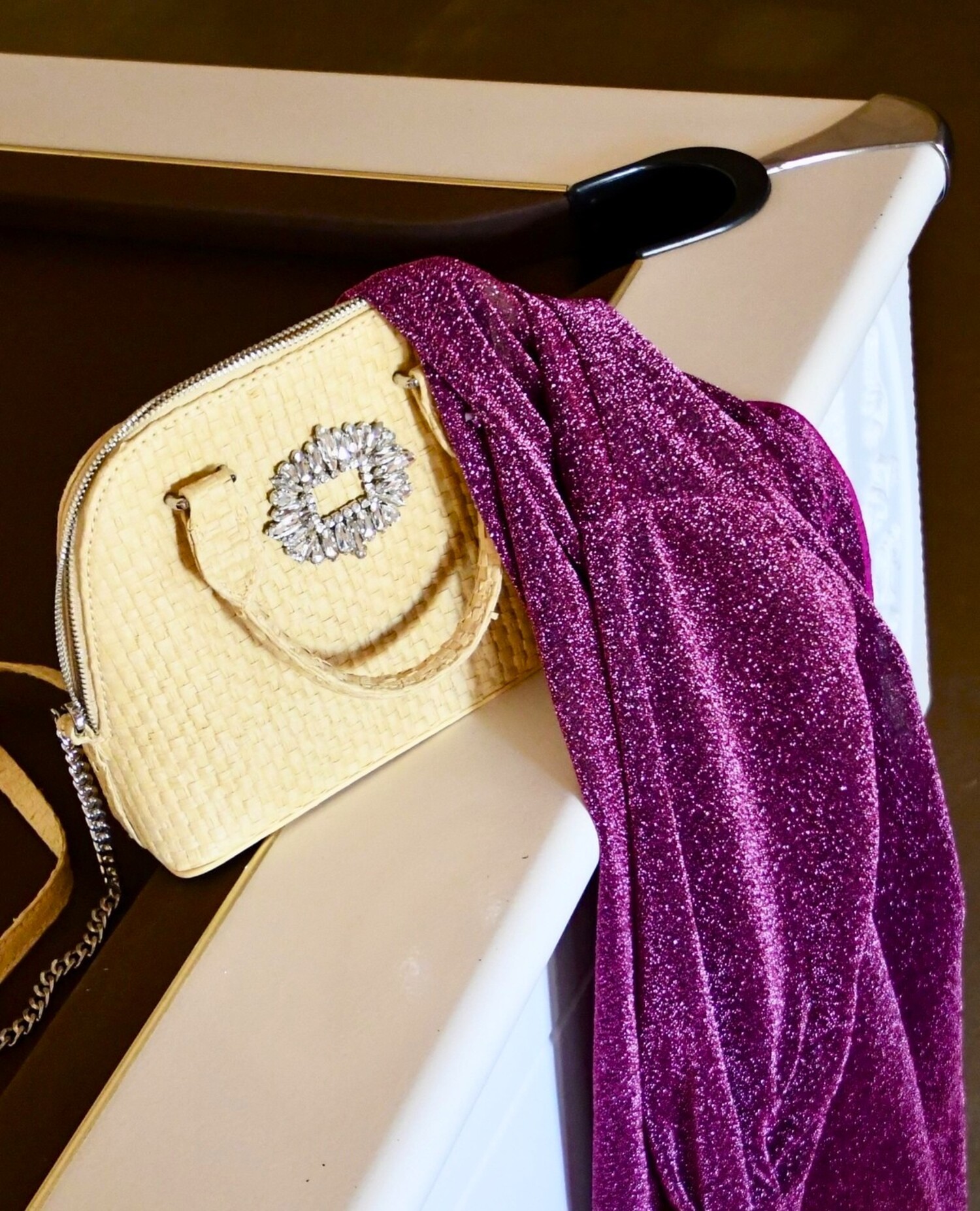 Sac en raphia et strass avec chemise rouge bordeaux brillante sur billard