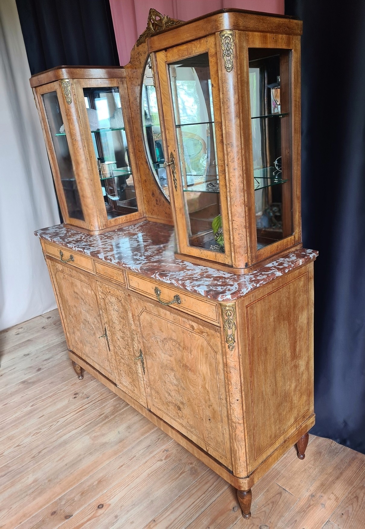 COIFFEUSE AVEC VITRINES